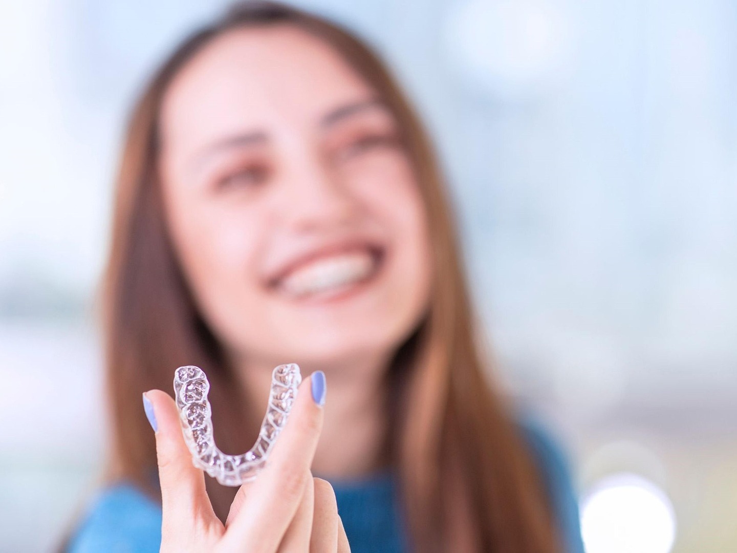 Nakładki wybielające a paski – czym się różnią i co wybrać?